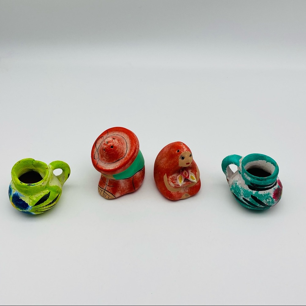 BEAUTIFUL COLLECTIBLE MEXICAN SOUTHWESTERN  SALT & PEPPER SHAKER SET & TOOTHPICK